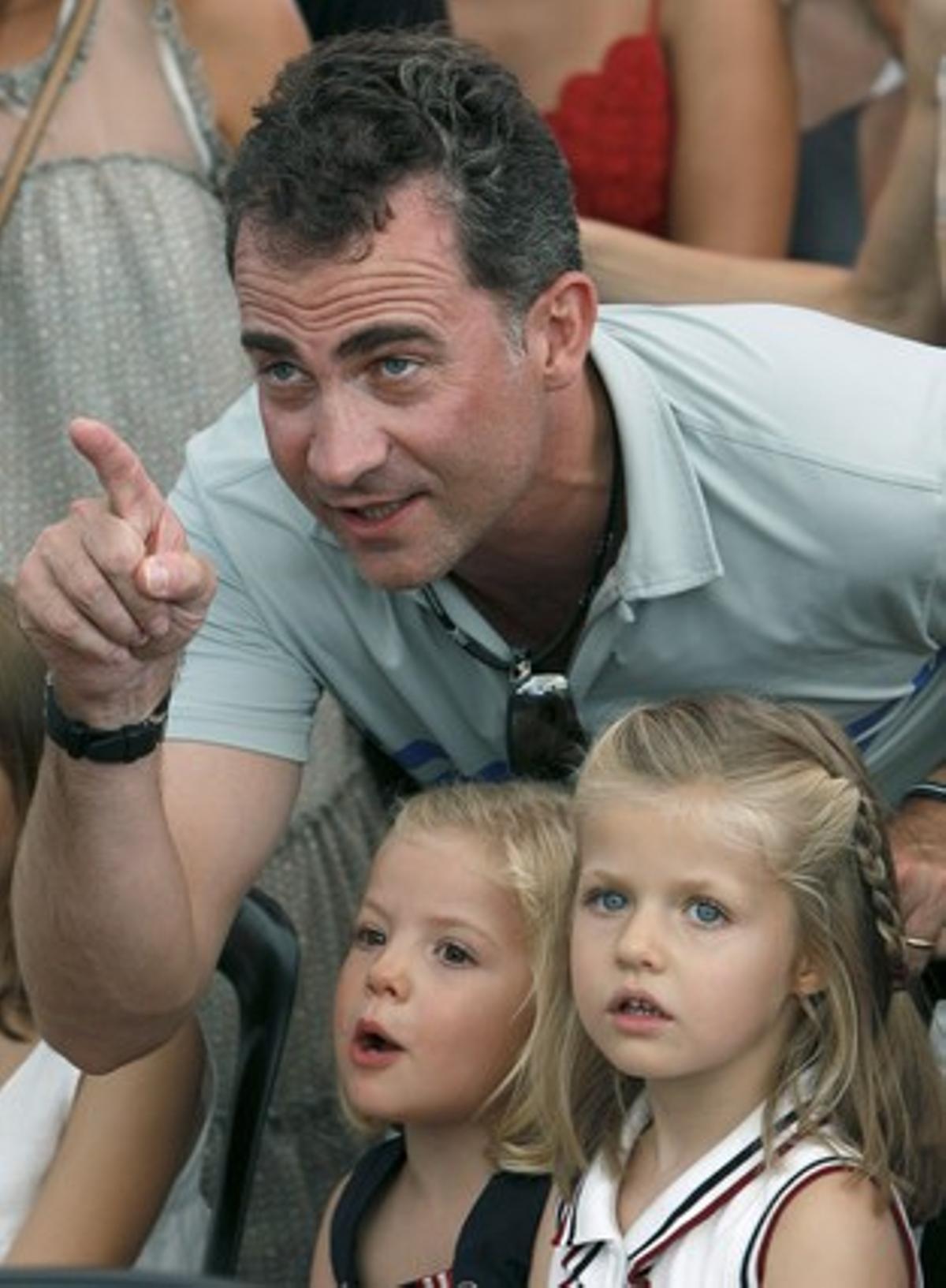 Felipe junto a sus hijas, las infantas Leonor y Sofía, en el 2010.