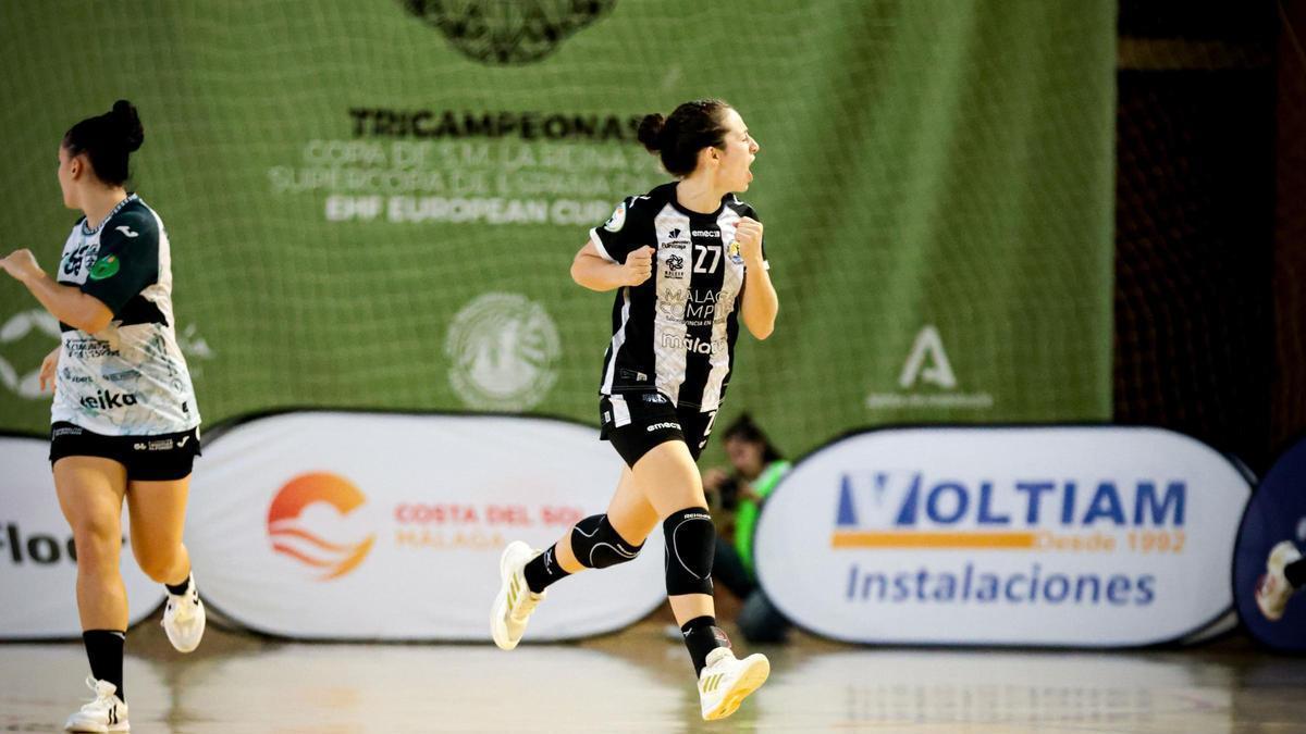 Isa Medeiros celebra un gol en Carranque.