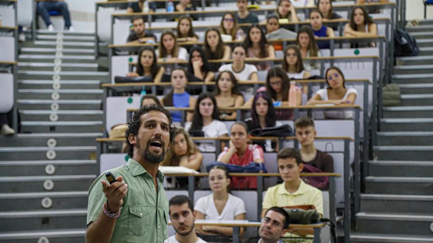 El vicedecano de la Facultad de Veterinaria, Jaime Gómez, durante una clase.