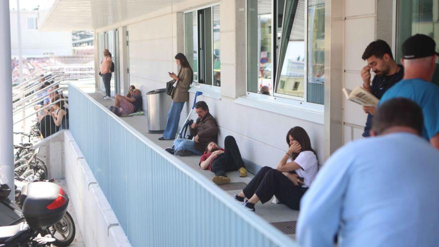 Viajeros esperan en la estación de tren de A Coruña el día del apagón.