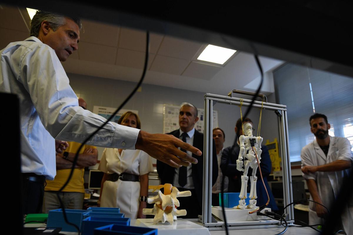 Visita del director general de Trabajo de la Junta a la Politécnica a las instalaciones sobre los estudios de prevención de riesgos laborales