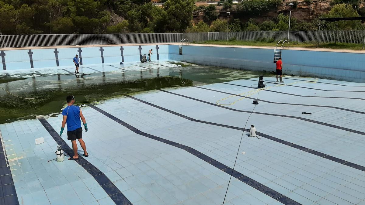 Unos operarios proceden a limpiar el vaso de la piscina de dimensiones olímpicas del Termet, que se prevé que se abra al público durante esta semana.