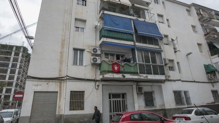 Los bomberos rescatan a una joven tras un incendio en una vivienda de San Antón