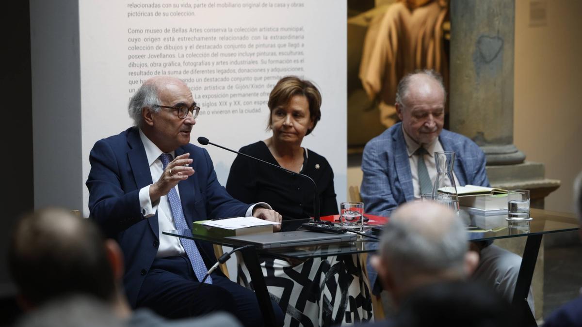 Por la izquierda, Benigno Pendás, Carmen Moriyón y Leopoldo Tolivar en la presentación del libro "Jovellanos. Ilustración para españoles"