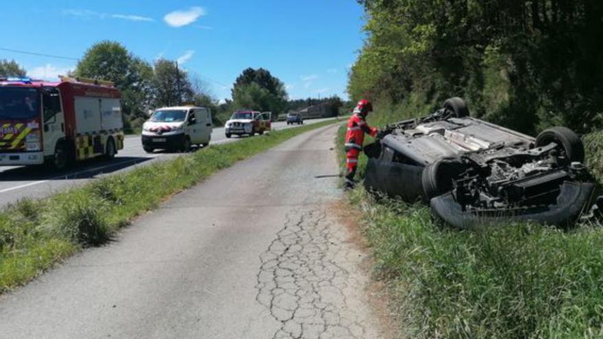 Un nonagenario de Lalín vuelca con su vehículo en la carretera de Rodeiro