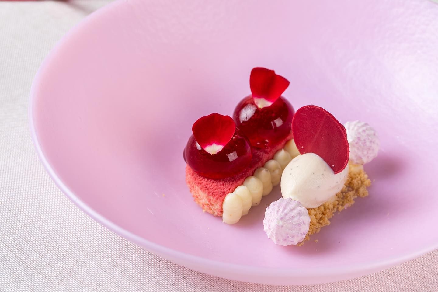Dessert mit Hibiskus, Veilchen, rosa Pfeffer.