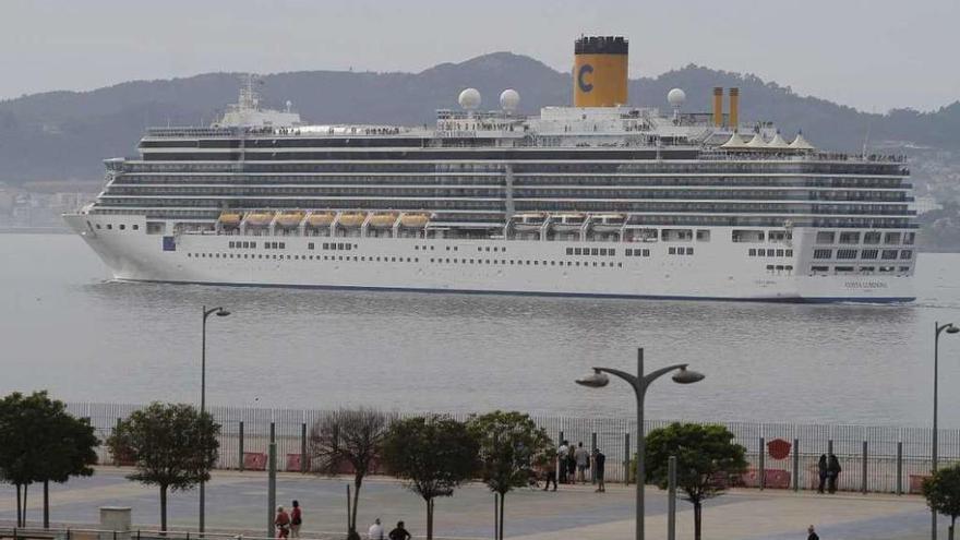 Escala del &quot;Costa Luminosa&quot;, el trasatlántico de las obras de arte  |  Con unos 2.400 pasajeros, la mayoría italianos y alemanes, escaló ayer en la terminal de la Estación Marítima el Costa Luminosa. Llegó dentro de un crucero de 17 noches entre Estocolmo y Savona, en el que también visita Warnemunde, Copenhague, Harwich, Portland, Le Havre, Lisboa, Valencia, Barcelona y Toulon. A bordo del Costa Luminosa las obras de arte son una constante, destacando una escultura de Fernando Botero titulada &quot;Mujer Reclinada&quot; que preside el atrio de entrada. Mide 294 metros de eslora por 32 de manga y da trabajo a 900 personas. Informa: Fco. Díaz Guerrero.