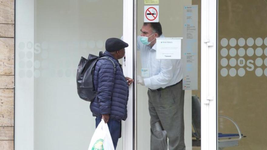 Un empleado de una sucursal atiende a un cliente.