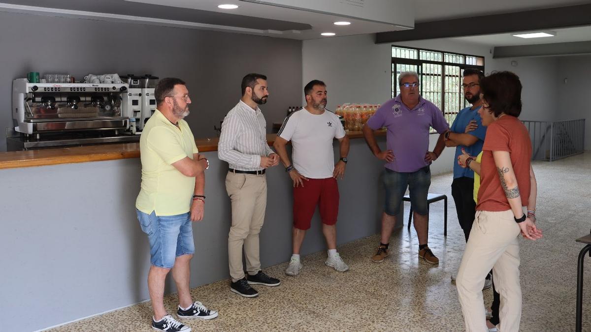 El alcalde de l'Alcora, Samuel Falomir, y varios ediles de su equipo de gobierno se reunieron con representantes de la adjudicataria de la concesión.