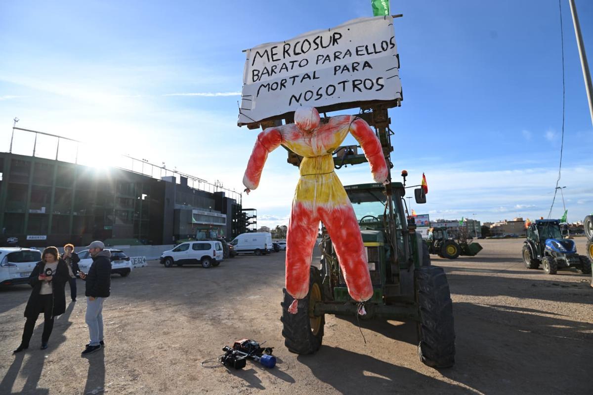 Así ha sido la salida de la tractorada desde Elche