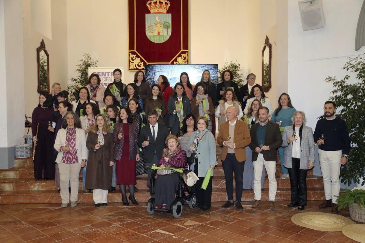 Foto de familia de la Corporación con las homenajeadas. | JOSÉ ANTONIO AGUILAR