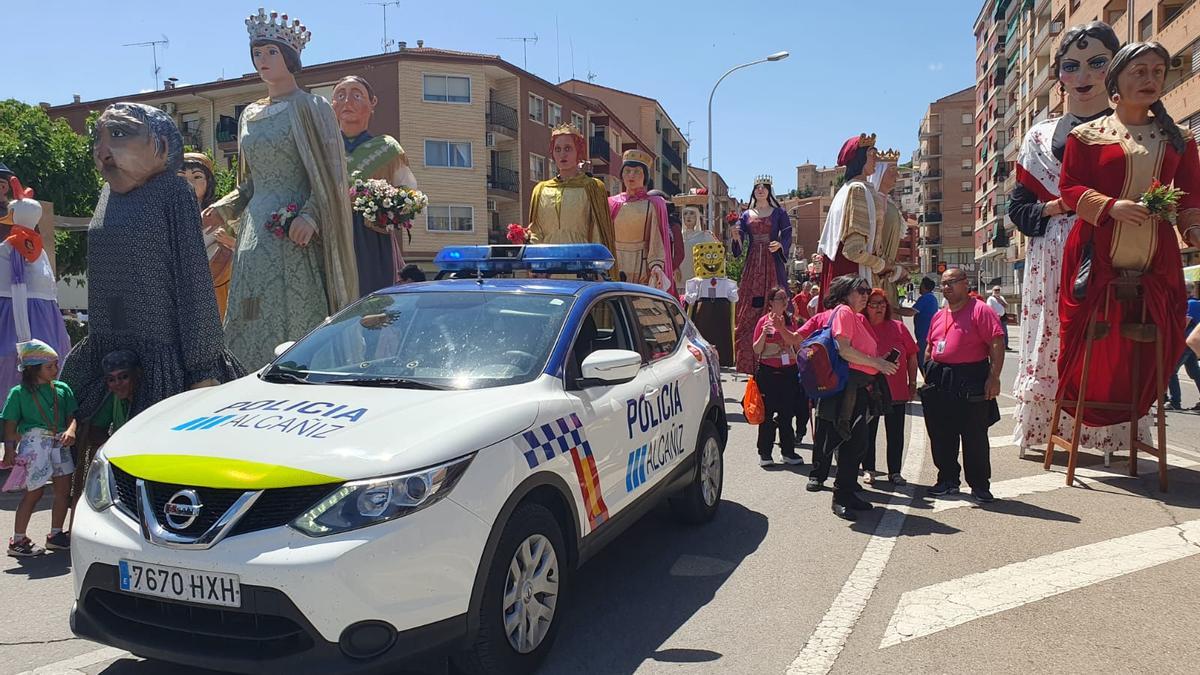 Un coche de la Policía Local durante el Encuentro de Gigantes y Cabezudos en Alcañiz
