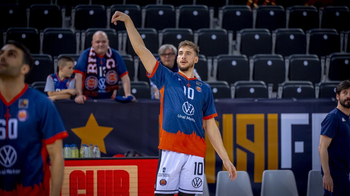 Arnau Parrado, calentando durante la previa del duelo ante Estudiantes del 'playoff'.