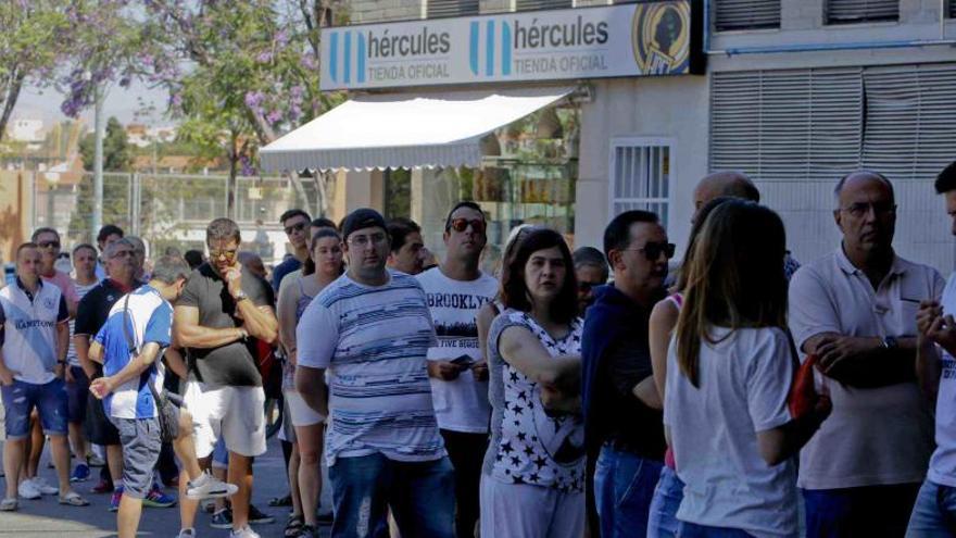 Colas en las taquillas del Rico Pérez hoy lunes por la mañana