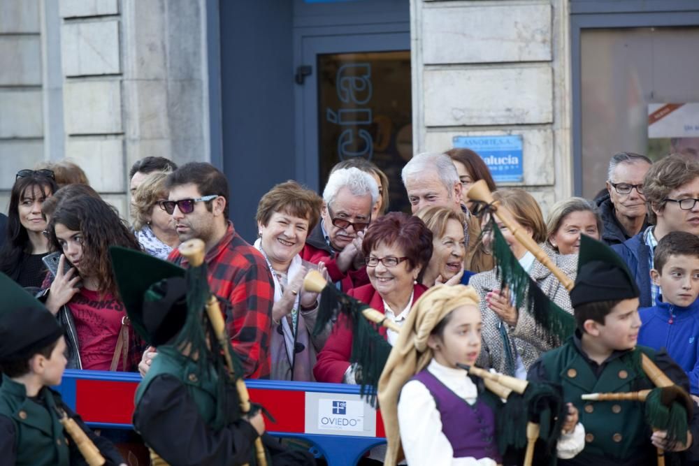 Ambiente en la calle durante la entrada a los premios y concentración antimonarquía