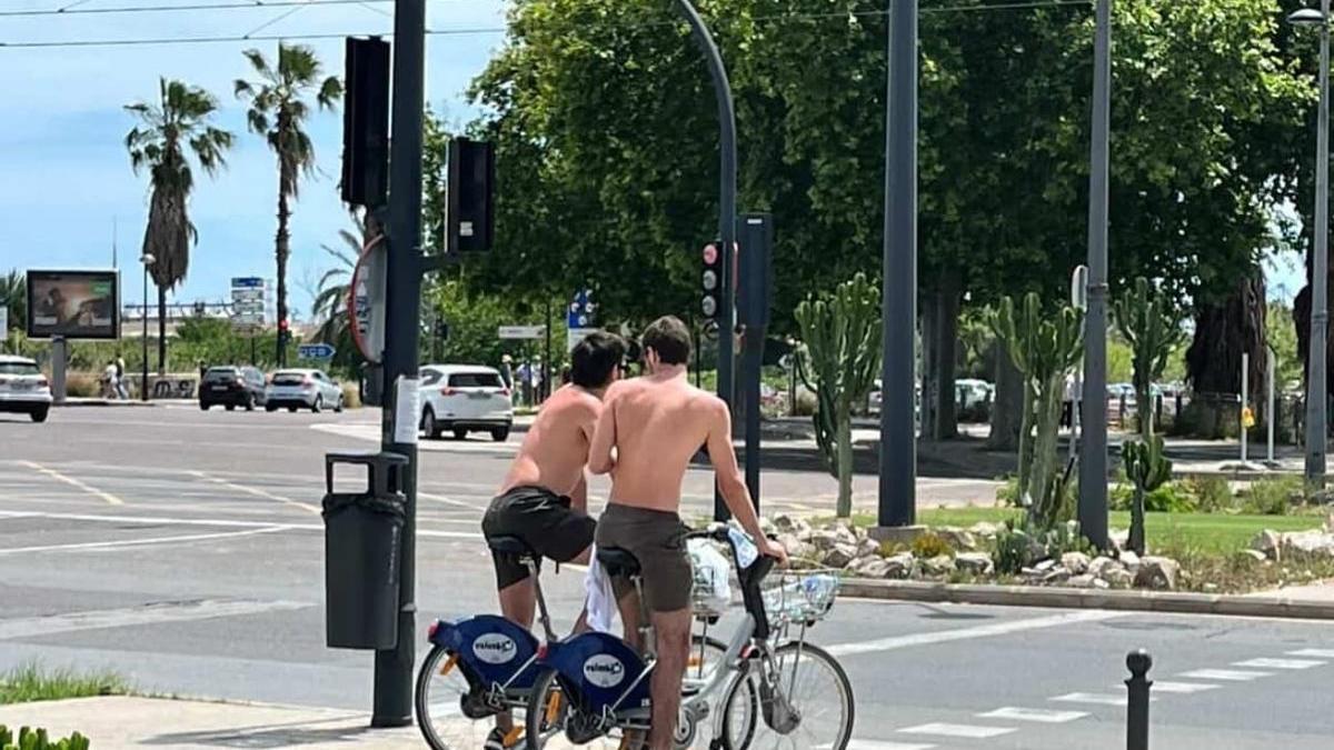 Turistas con el torso desnudo en el cabanyal.