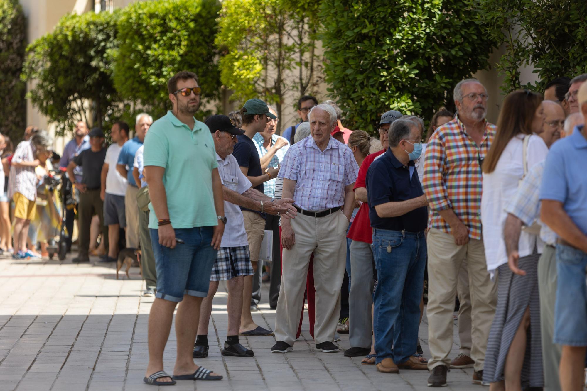 Colas para comprar entradas de la Feria taurina en la plaza de toros de Alicante