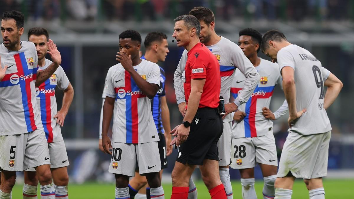 Los jugadores del Barça, junto al colegiado Slavko Vincic