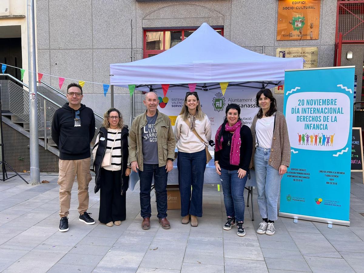 El alcalde Paco Comes con los agentes implicados.