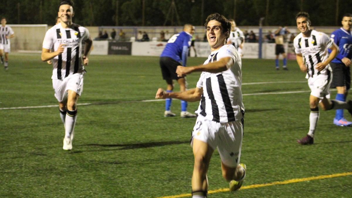 El capitán Álex Pons celebra su gol, el tercero del partido, frente al Castellonense el pasado sábado.