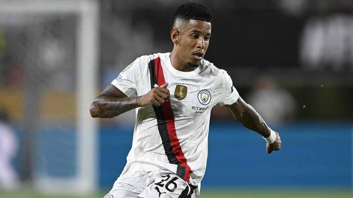 Savinho controla el balón durante el Manchester City - Al Hilal