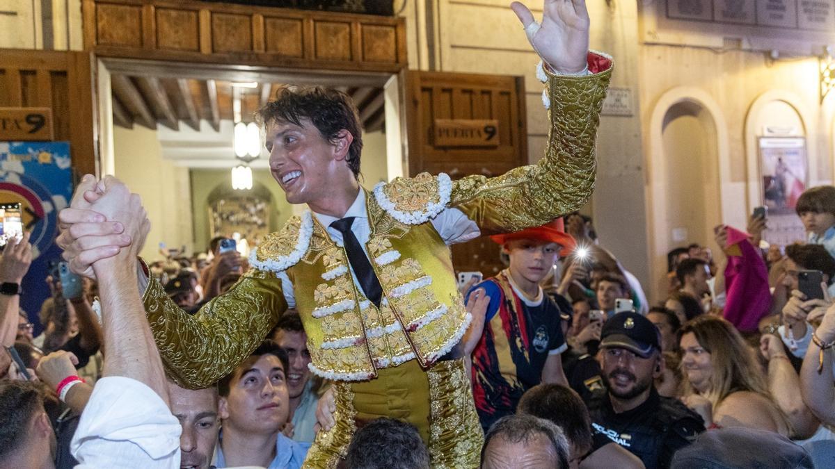 Andrés Roca Rey sale por la puerta grande de la plaza de toros de Alicante