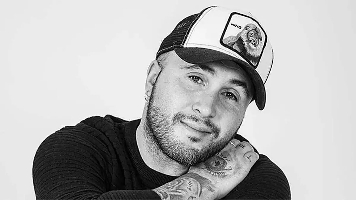 Kiko Rivera celebra diez años sobre los escenarios con la ausencia de su madre