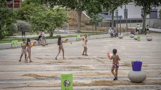 Los primeros juegos de agua que tuvo Barcelona, sin baño infantil y aún cerrados por la sequía