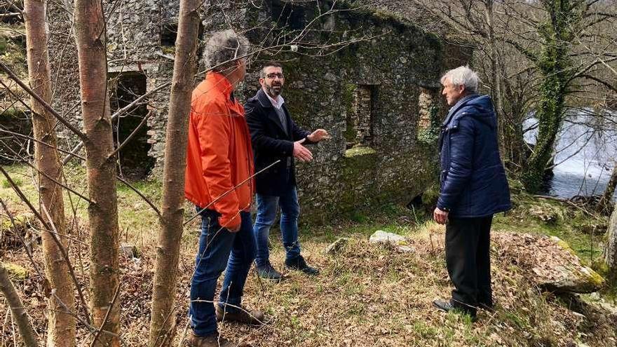 El edil de Turismo, Francisco Vilariño, y representantes vecinales, en el entorno objeto de la actuación.