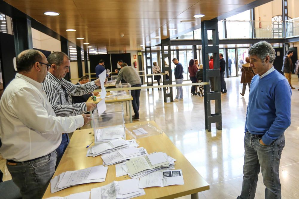 Instantes del recuento de votos en La Lonja