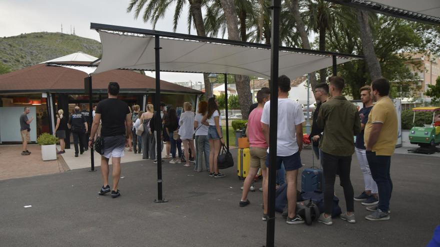 5.000 adolescentes invaden el puerto de Alcúdia