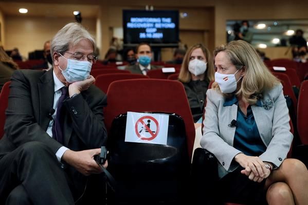 La vicepresidenta y ministra de Asuntos Económicos, Nadia Calviño conversa con el comisario europeo Paolo Gentiloni durante la inauguración del seminario “Monitoring the recovery: beyond GDP”, este lunes en Madrid