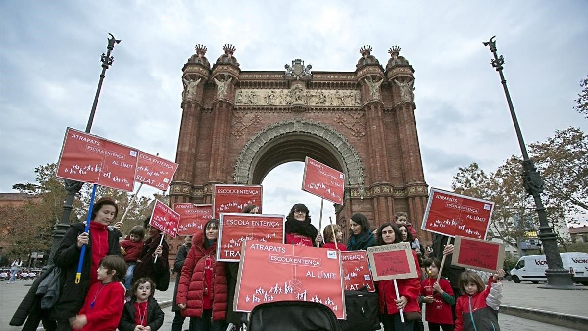 Padres y alumnos de la Escola Entença exigen un traslado inmediato de su centro educativo