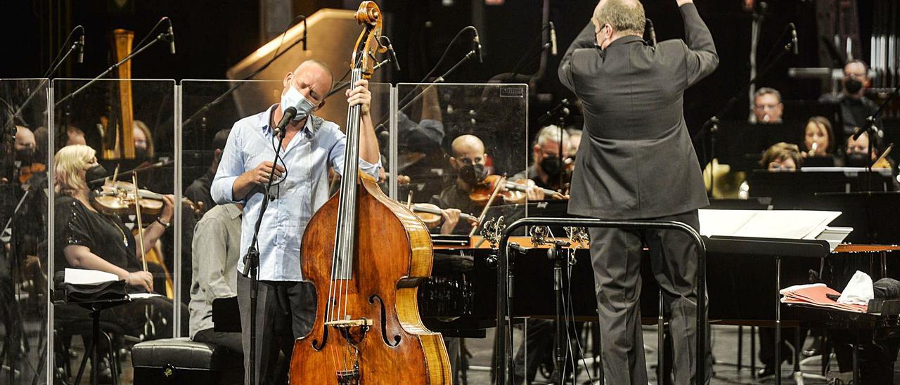 Avishai Cohen, acompañado de la Orquesta Sinfónica de Tenerife, durante la actuación de anoche en el Teatro Pérez Galdós. | | JOSÉ CARLOS GUERRA