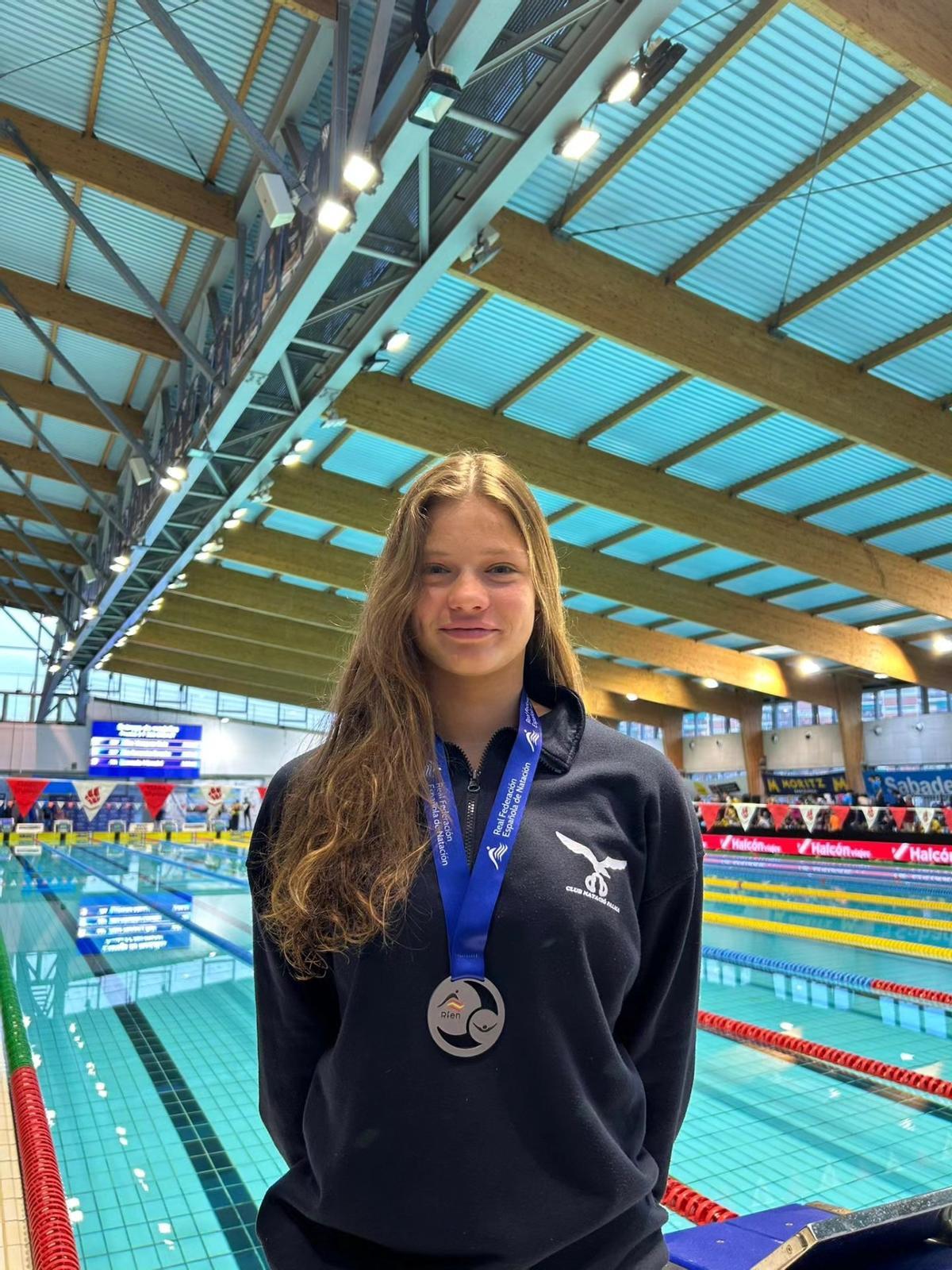 Emily Czaja, plata en junior (16 años) en 50 mariposa