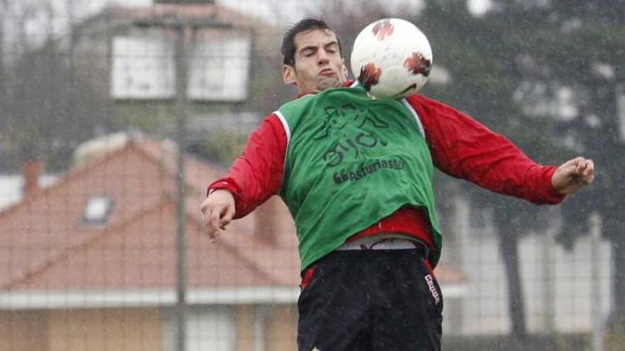 Pedro Orfila controla el balón con el pecho ante la presión de Ayoze. | j. j.