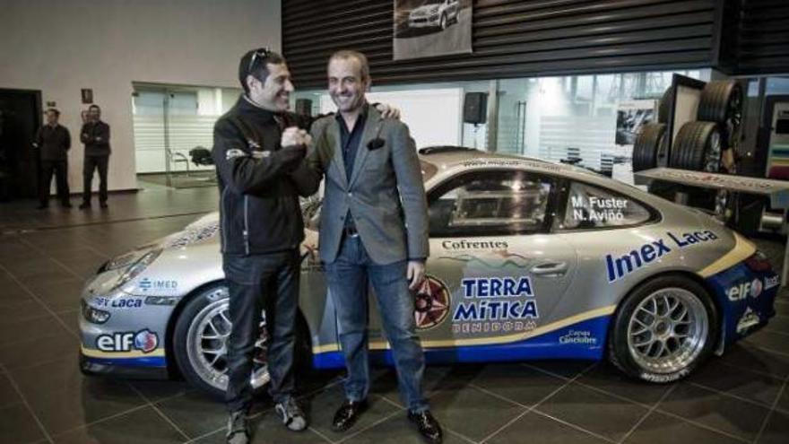 Miguel Fuster junto a Perfecto Palacio, gerente del Centro Porsche Alicante