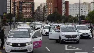 Los taxistas se protegen con cámaras ante el repunte de asaltos y "sinpas"