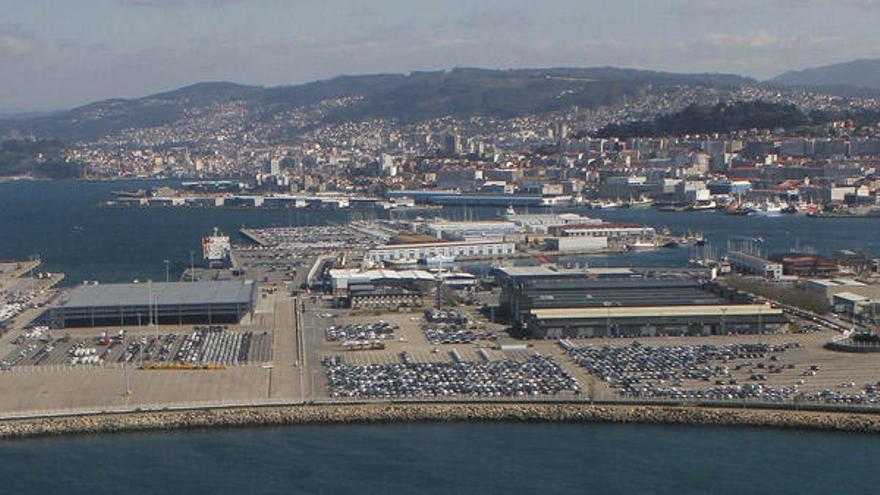 Imagen aérea de la terminal de transbordadores de Bouzas, principal centro de embarque de coches del noroeste de España.  // Ricardo Grobas