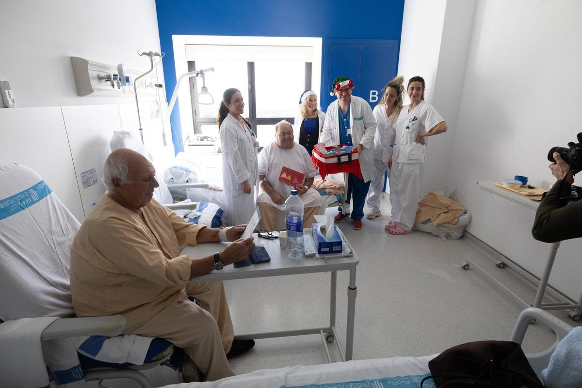 Imágenes de la entrega de felicitaciones navideñas a enfermos en el hospital Can Misses
