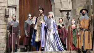 Aitor Luna y Silvia Abascal, en el rodaje de ’La catedral del Mar’, en Barcelona