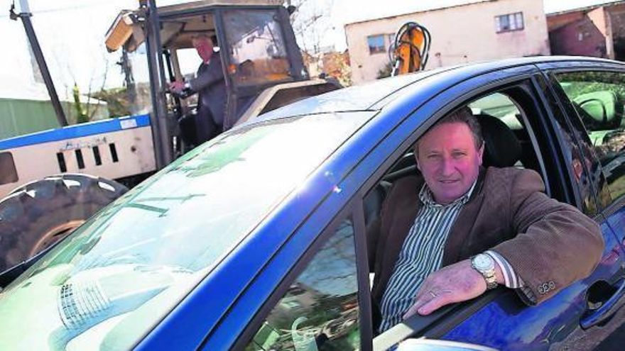 Ramón Artime, en primer término, dentro del coche oficial. Al fondo, el Alcalde en el interior de un tractor municipal.