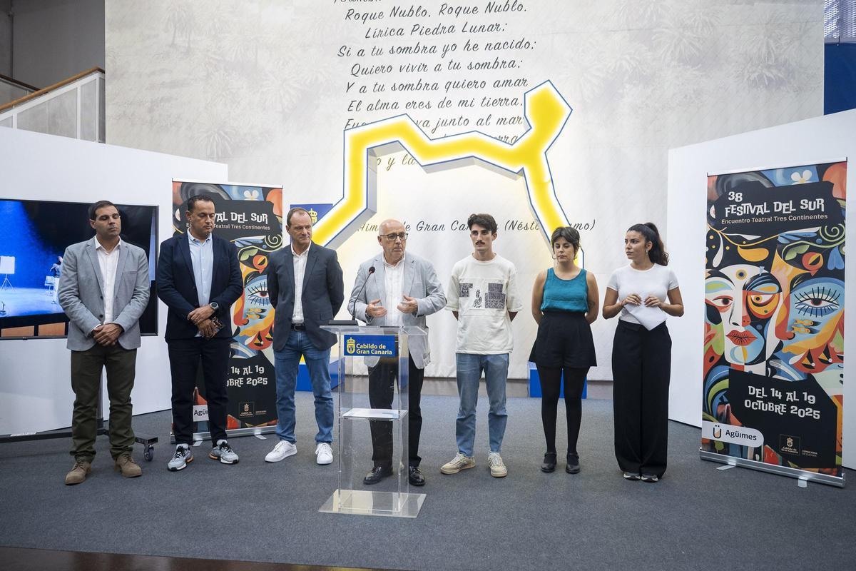 El presidente insular Antonio Morales junto a autoriades y promotores de artes escénicas durante la presentación del encuentro esta semana.