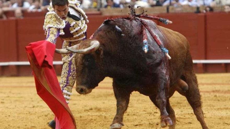 Un pase del diestro alicantino José María Manzanares en su primer toro de la tarde.