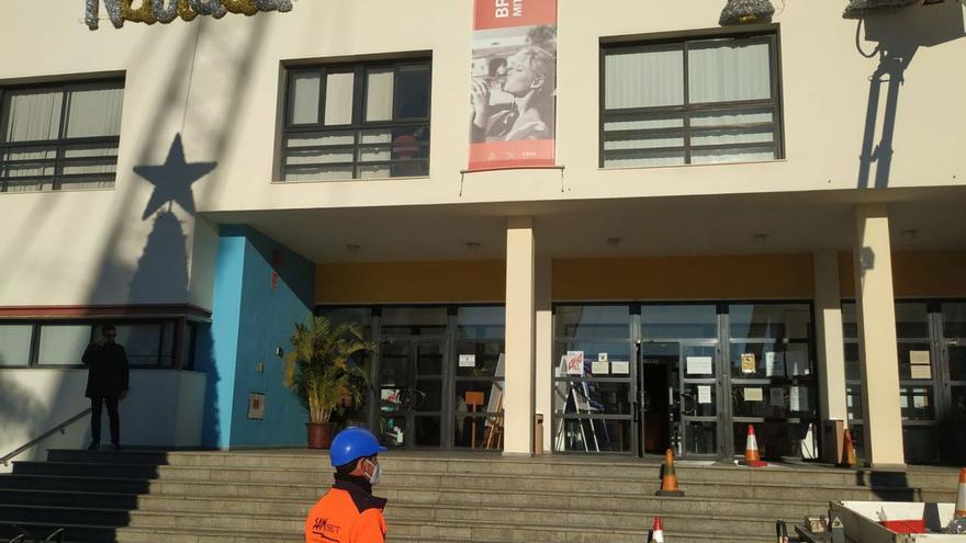 Un operario trabaja, ayer, en la decoración navideña del Ayuntamiento de Torremolinos.