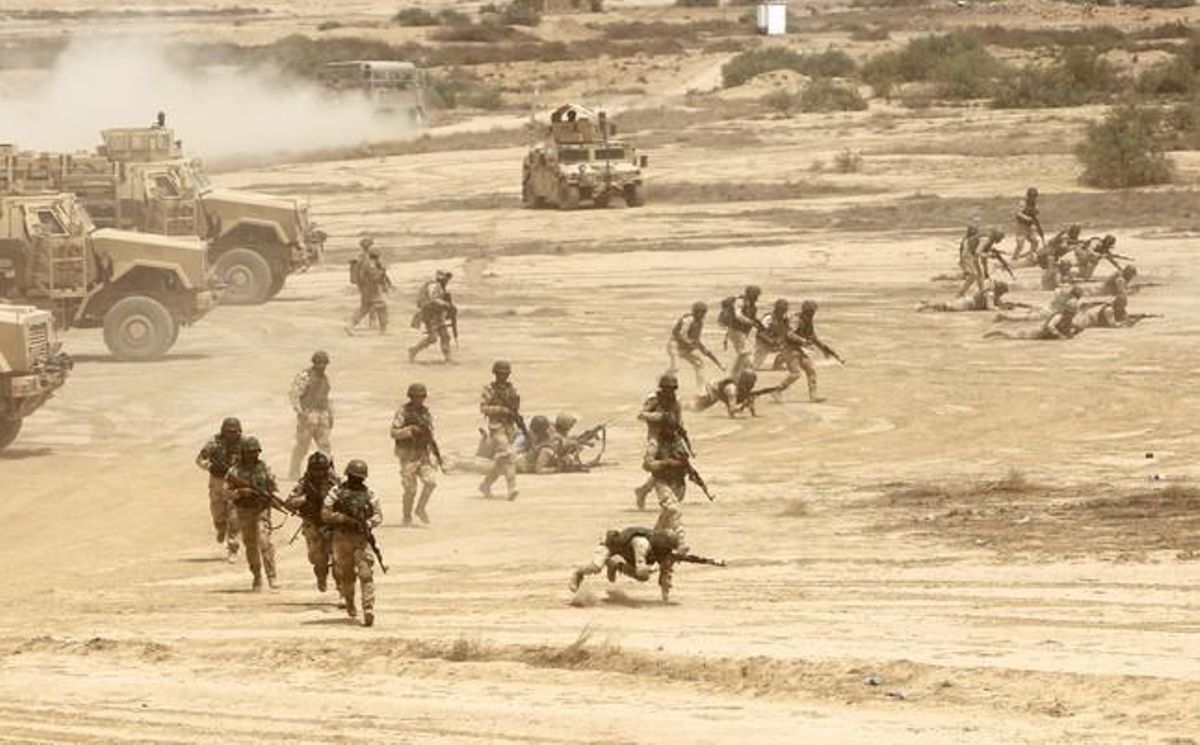 Soldats iraquians participen en maniobres coordinades per instructors militars espanyols. 
