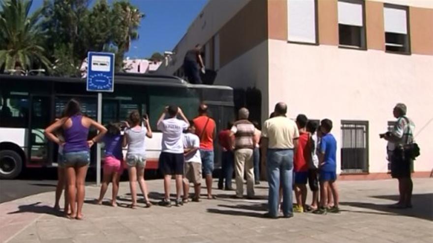 Una guagua choca contra la Escuela Oficial de Idiomas en La Palma