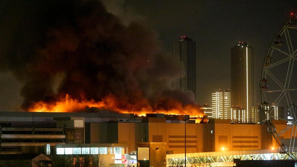 Ataque sobre la sala de conciertos Crocus City Hall tras un tiroteo, en las afueras de Moscú