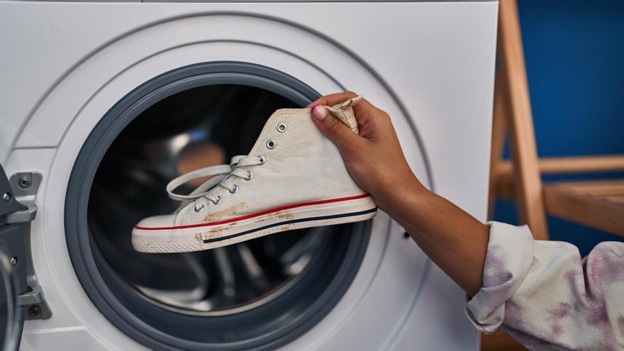 Poner la lavadora a 40 grados: el desconocido giro de rosca que permite dejar tus zapatillas como nuevas (y cómodas)
