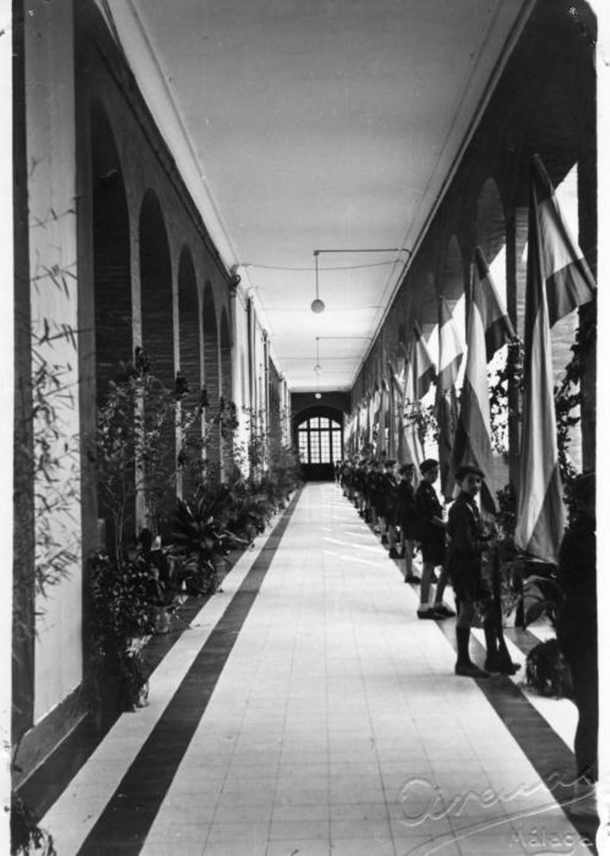 El actual edificio, inaugurado en 1892 fue edificado gracias a las donaciones de las familias Loring, Oyarzábal, Heredia y Larios. El actual edificio, inaugurado en 1892 fue edificado gracias a las donaciones de las familias Loring, Oyarzábal, Heredia y Larios.